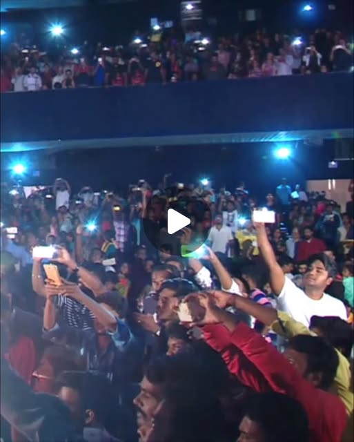 When the movie theatre turned into a rock concert. Pure Rajinikanth madness. Pu…